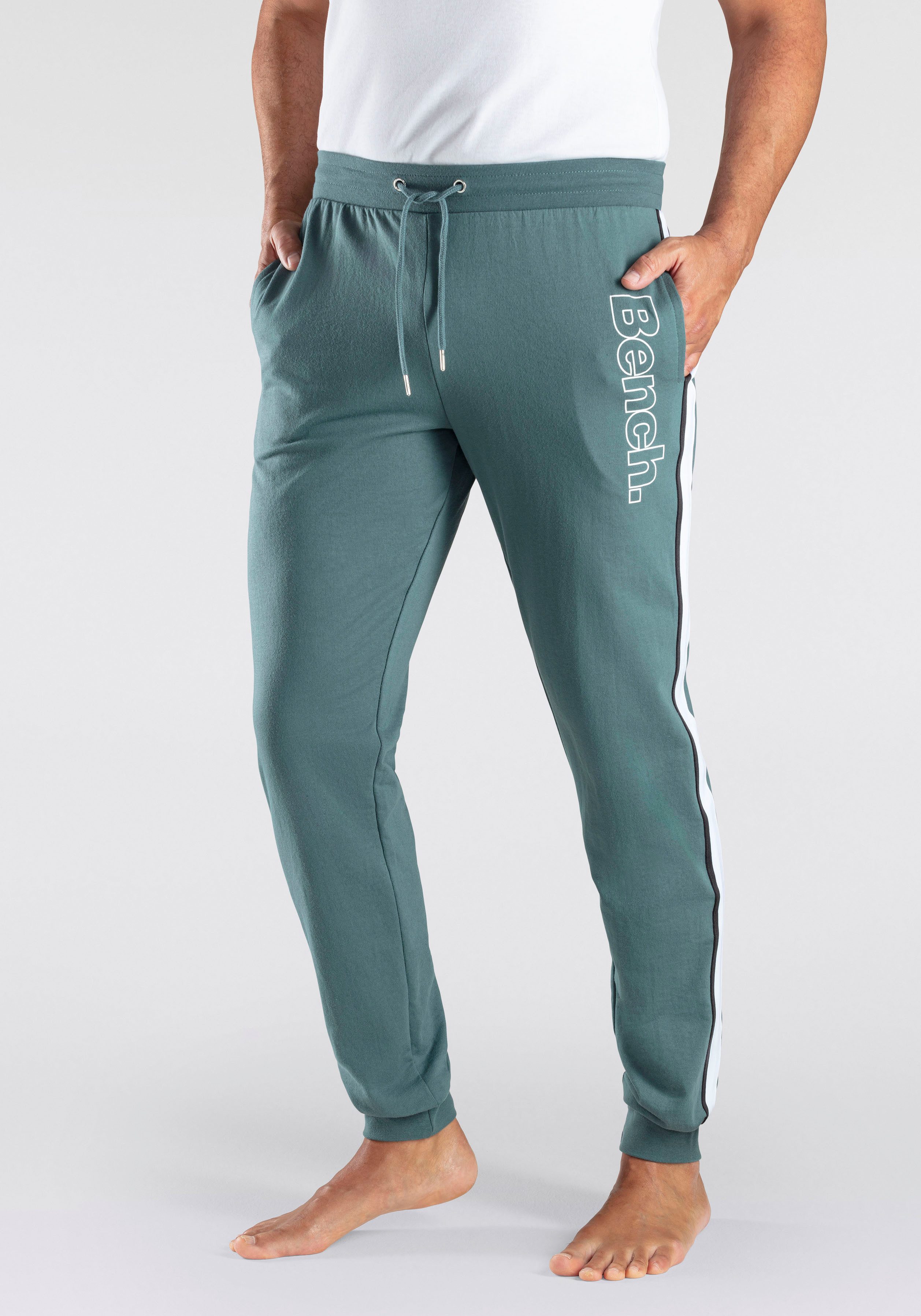 Bench. Loungewear Sweathose mit aufgesetzten Streifen an der Seite und Logodruck