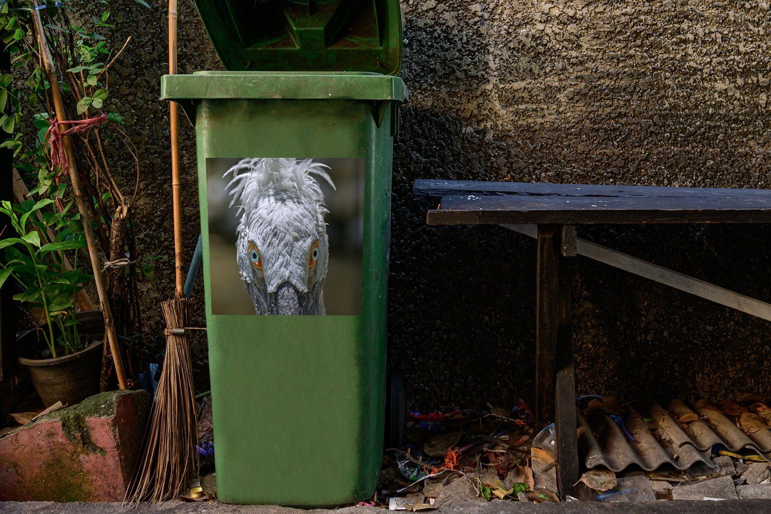 MuchoWow Wandsticker Nahaufnahme eines Mülleimer-aufkleber, Container, Sticker, Krauskopfpelikans St), Abfalbehälter (1 Mülltonne