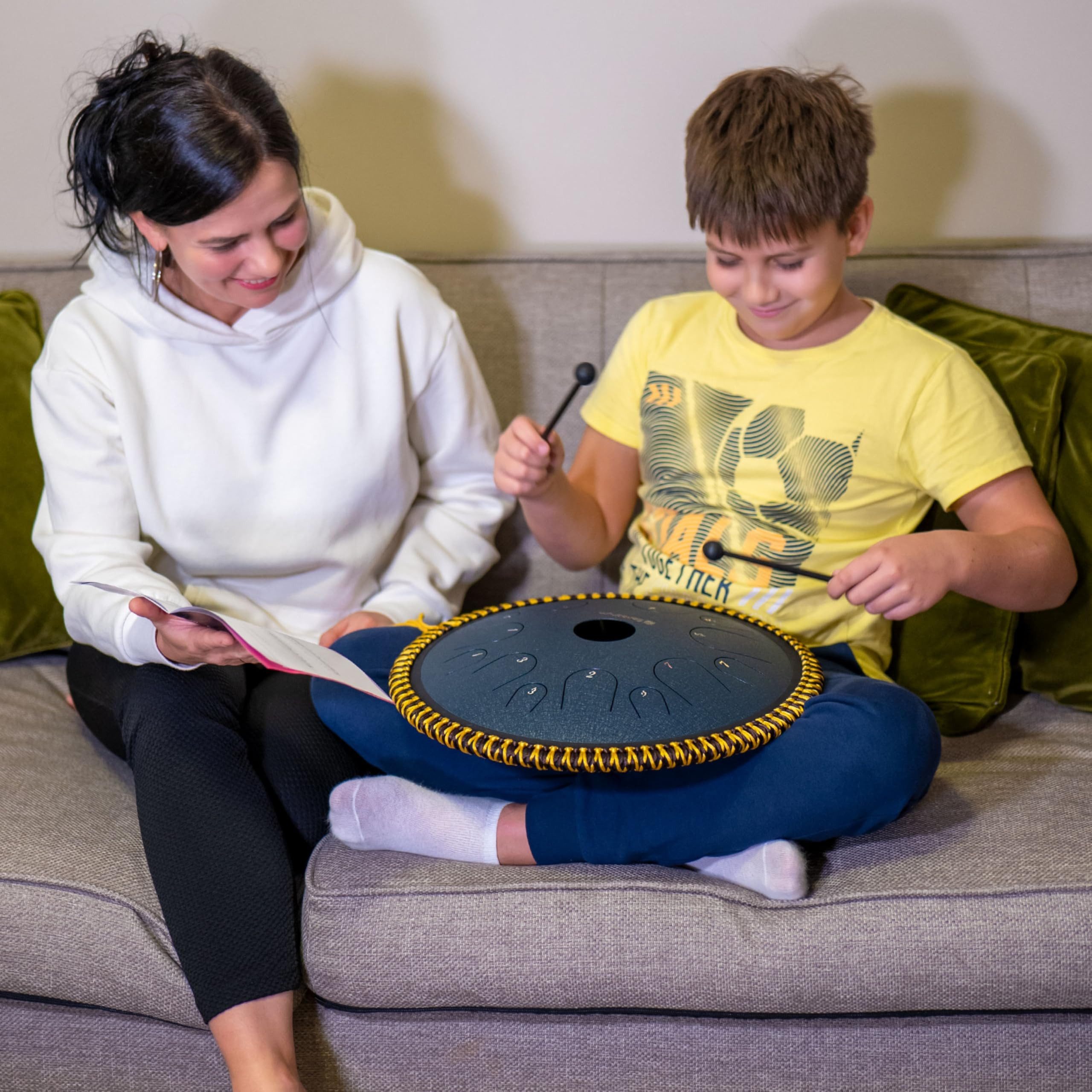 Sonodrum Steel Tongue Drum Zungentrommel "Exclusive" C-Dur - 38 cm groß, 14 Töne,- Steel Tongue Drum inkl. Liederbuch, Schlägel, Fingersticks und Tragetasche, Notenlesen nicht nötig, einfach zu spielen