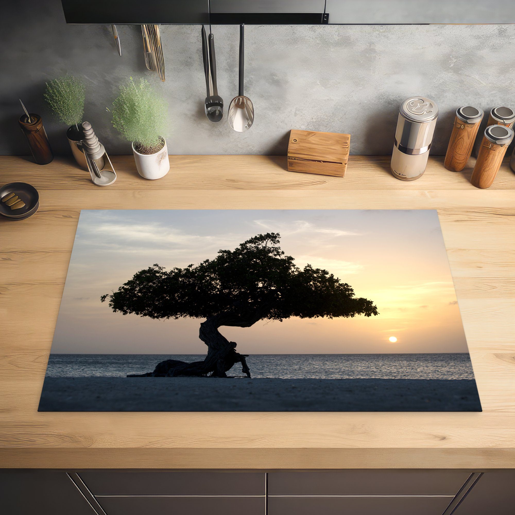 Induktionskochfeld am MuchoWow Schutz Aruba, die Herdblende-/Abdeckplatte für (1 cm, küche, 81x52 tlg), Vinyl, steht Strand Ceranfeldabdeckung Ein Baum einsamer von