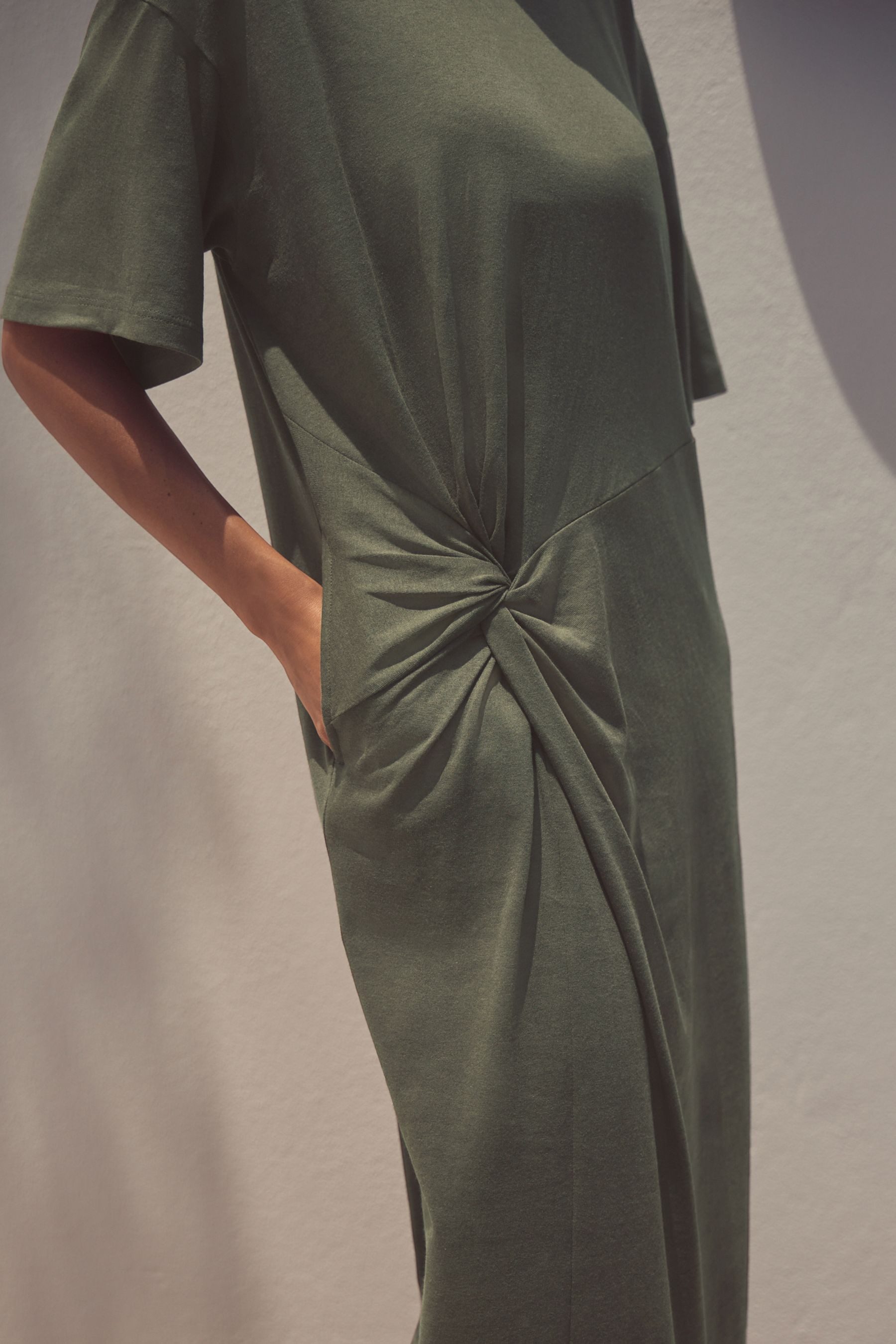 Next Shirtkleid Sommerliches Jersey-T-Shirtkleid mit Drehung (1-tlg)