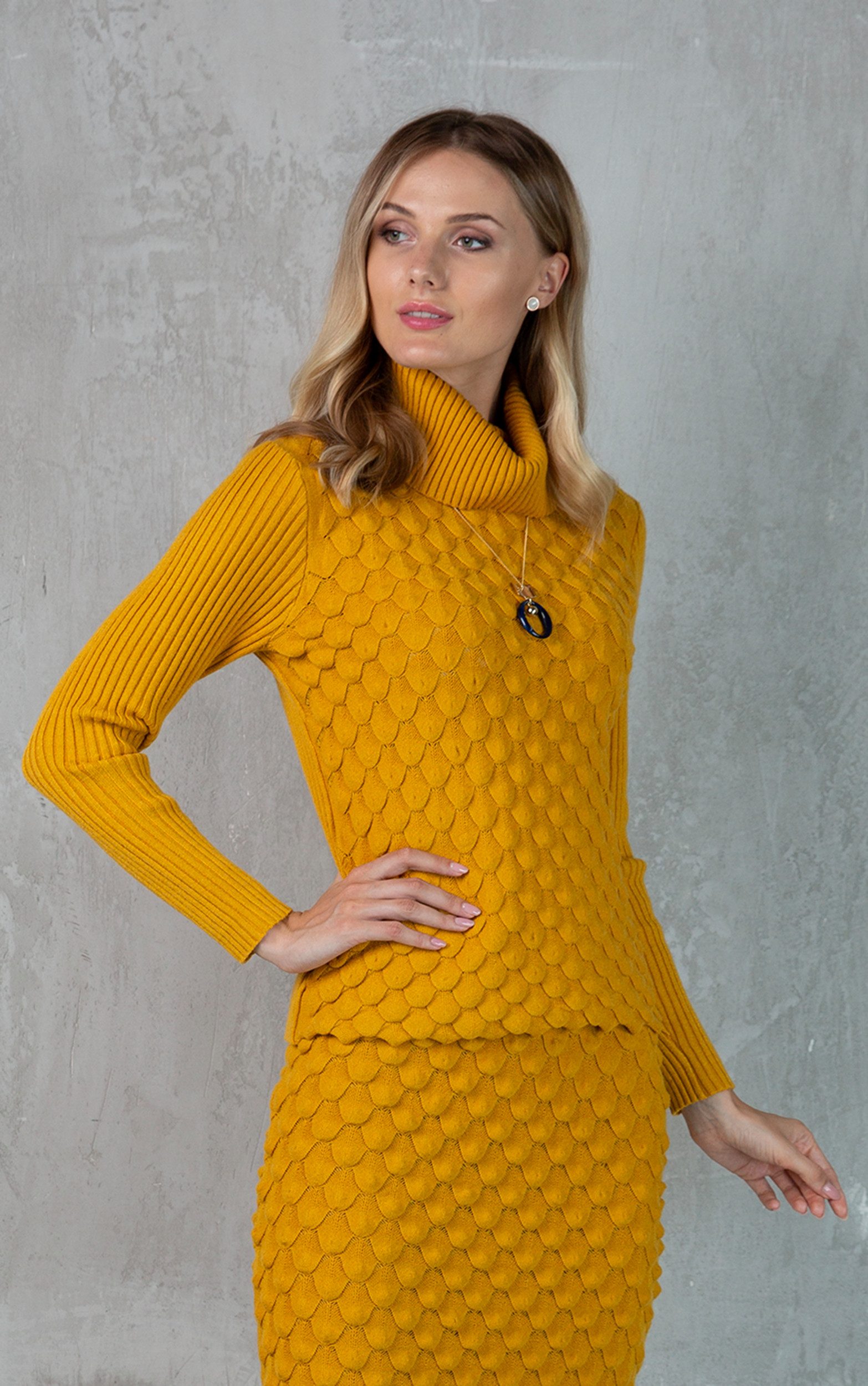 Rollkragenpullover mit strukturiertem Strickdesign und Rippenärmeln und Kragen