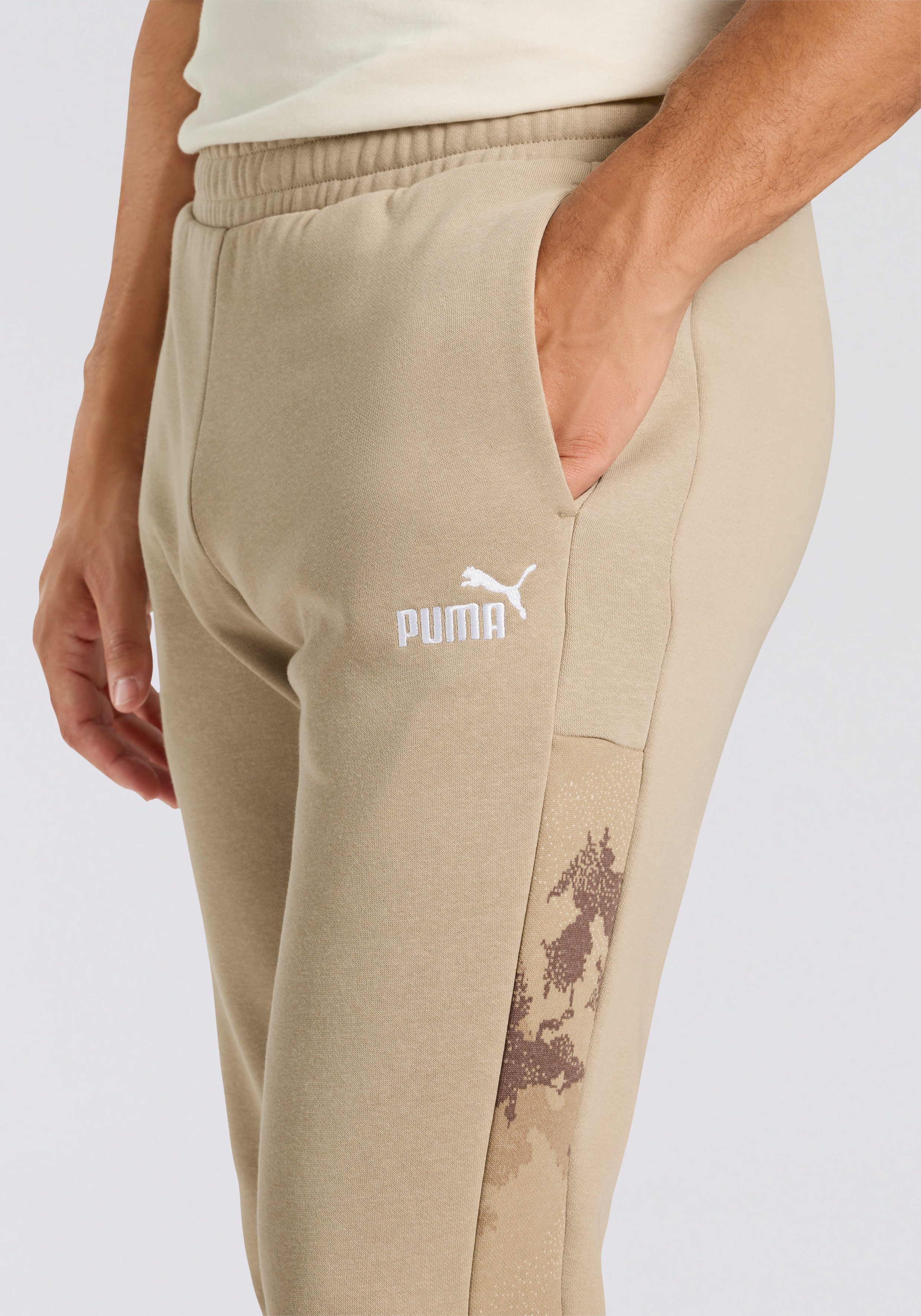 PUMA Trainingshose ESS CAMO SWEATPANTS FL CL Regular Fit, mit Eingrifftaschen, sportlicher Stil