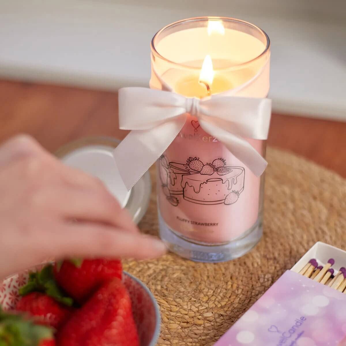 Juwelkerze Duftkerze Duftkerze Fluffy Strawberry & günstig online kaufen