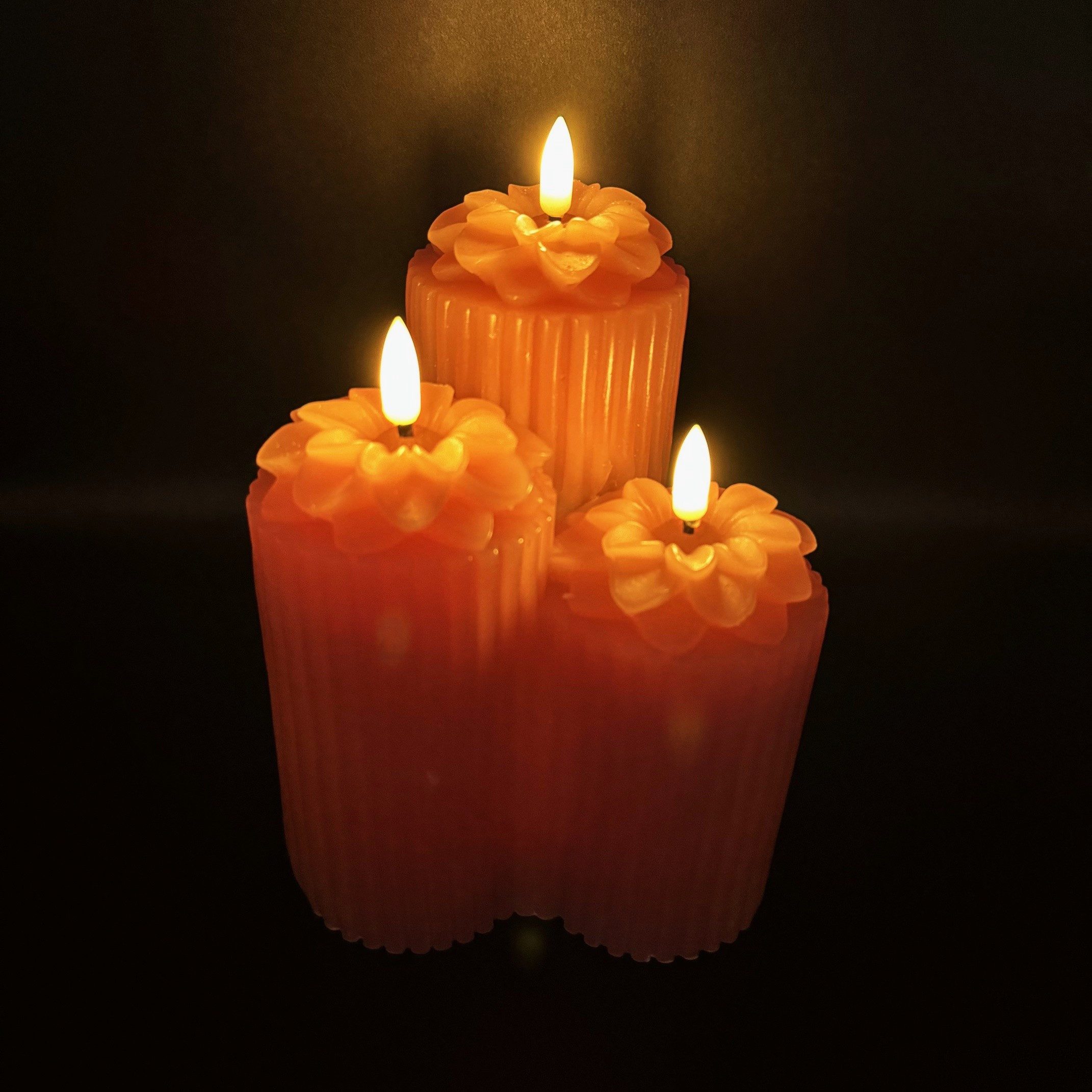 Online-Fuchs LED-Kerze - 3 ineinander verschmolzene LED-Kerzen aus Echtwachs mit Timer (moderne Rillenoptik, realistische Kerzenflamme), wunderschöne elegante Blumenblüte auf jeder Kerze