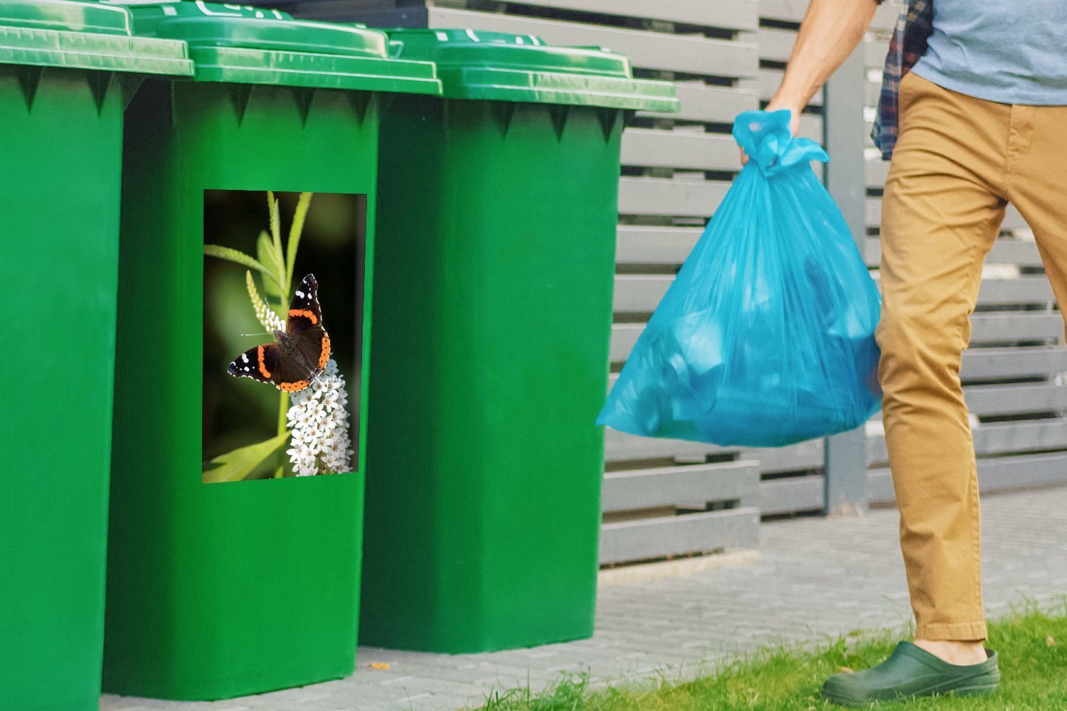 MuchoWow Wandsticker Ein Stieglitz-Schmetterling auf Sticker, einer Container, Blüte St), (1 Abfalbehälter weißen Mülleimer-aufkleber, Mülltonne