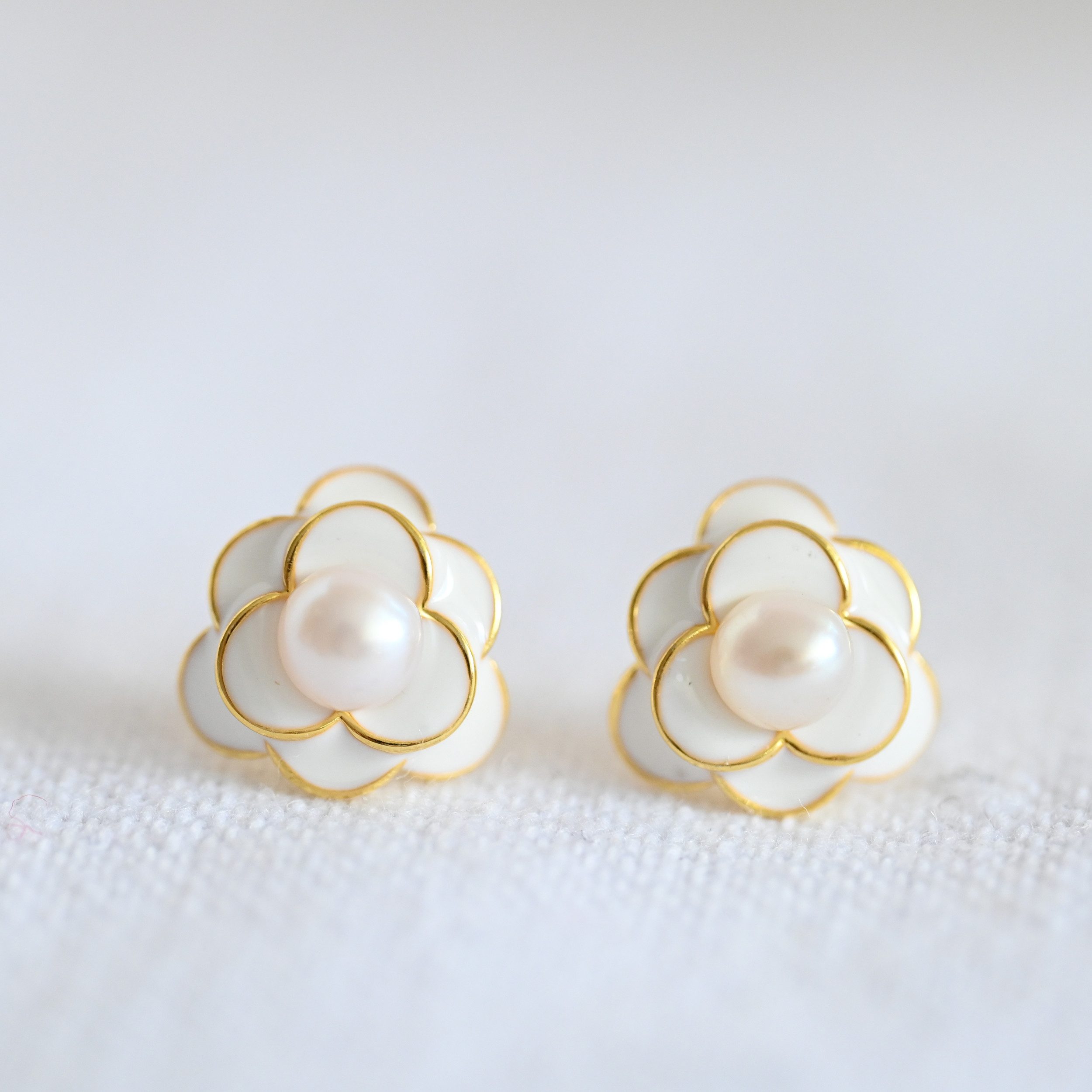 Runde Perlé Paar Ohrstecker weiße Kamelie mit Perle Ohrstecker, 925er Silbe günstig online kaufen