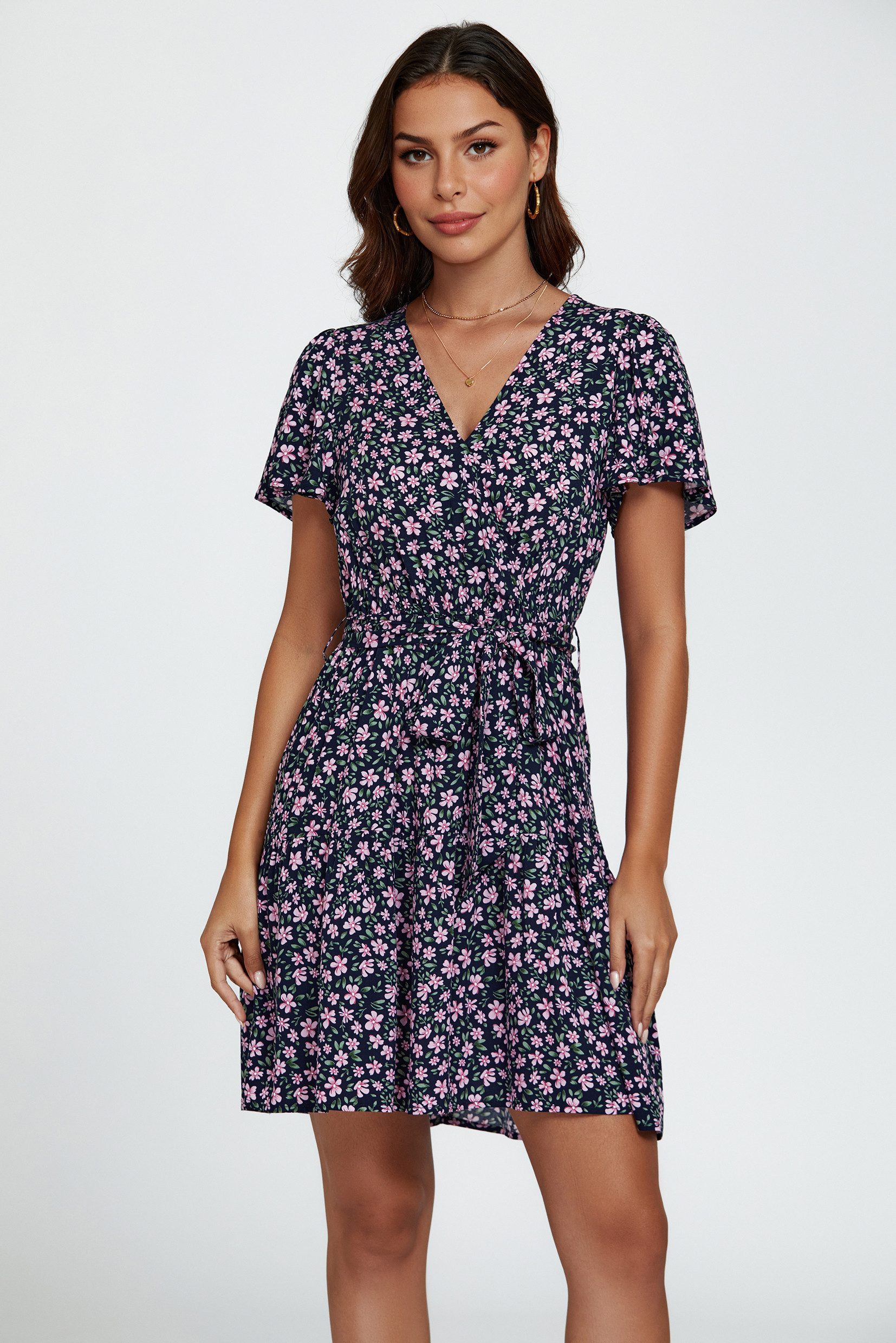 FS Collection Wickelkleid Damen Minikleid Sommerkleid Blumenkleid Freizeitkleid V-Ausschnitt (XS (EU:36 / UK:8) · S (EU:38 / UK:10) · M (EU:40 / UK:12) · L (EU:42 / UK:14) · XL (EU:44 / UK:16), 2 Farben: Blau und Marineblau) Wickeloptik, Taillengürtel, Stufenrock, floraler Print