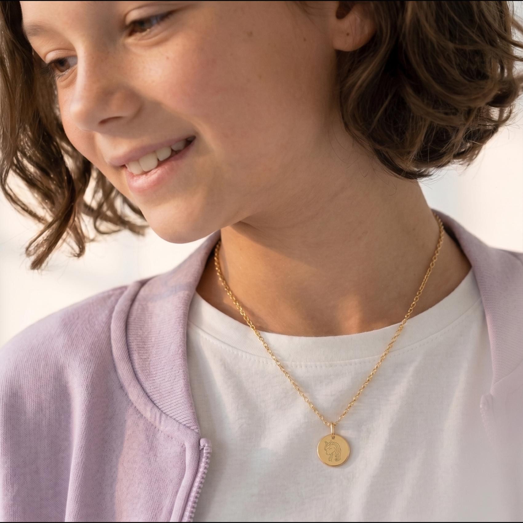 Amoonic Kette mit Anhänger Kinderkette Silber 925 mit Gravur – Geschenk für Mädchen & Jungen (inkl. Schmucktäschchen), Gelbgold vergoldete Kinderkette mit Gravursymbol Engel