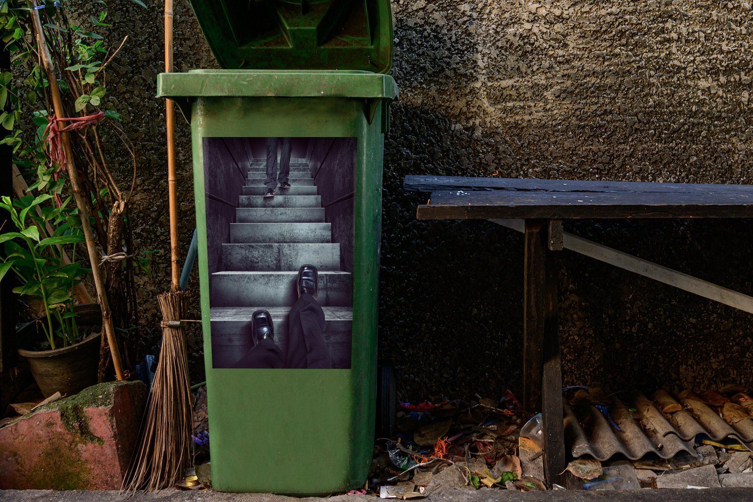 Sticker, Wandsticker Treppen auf Abfalbehälter MuchoWow Menschen Mülleimer-aufkleber, (1 Container, Mülltonne, Illusion von St),