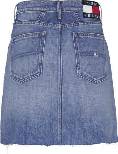 Tommy Jeans Jeansrock »Mom Denim Skirt Dart AE633 HYMBR« mit Tommy Jeans Logo-Badge