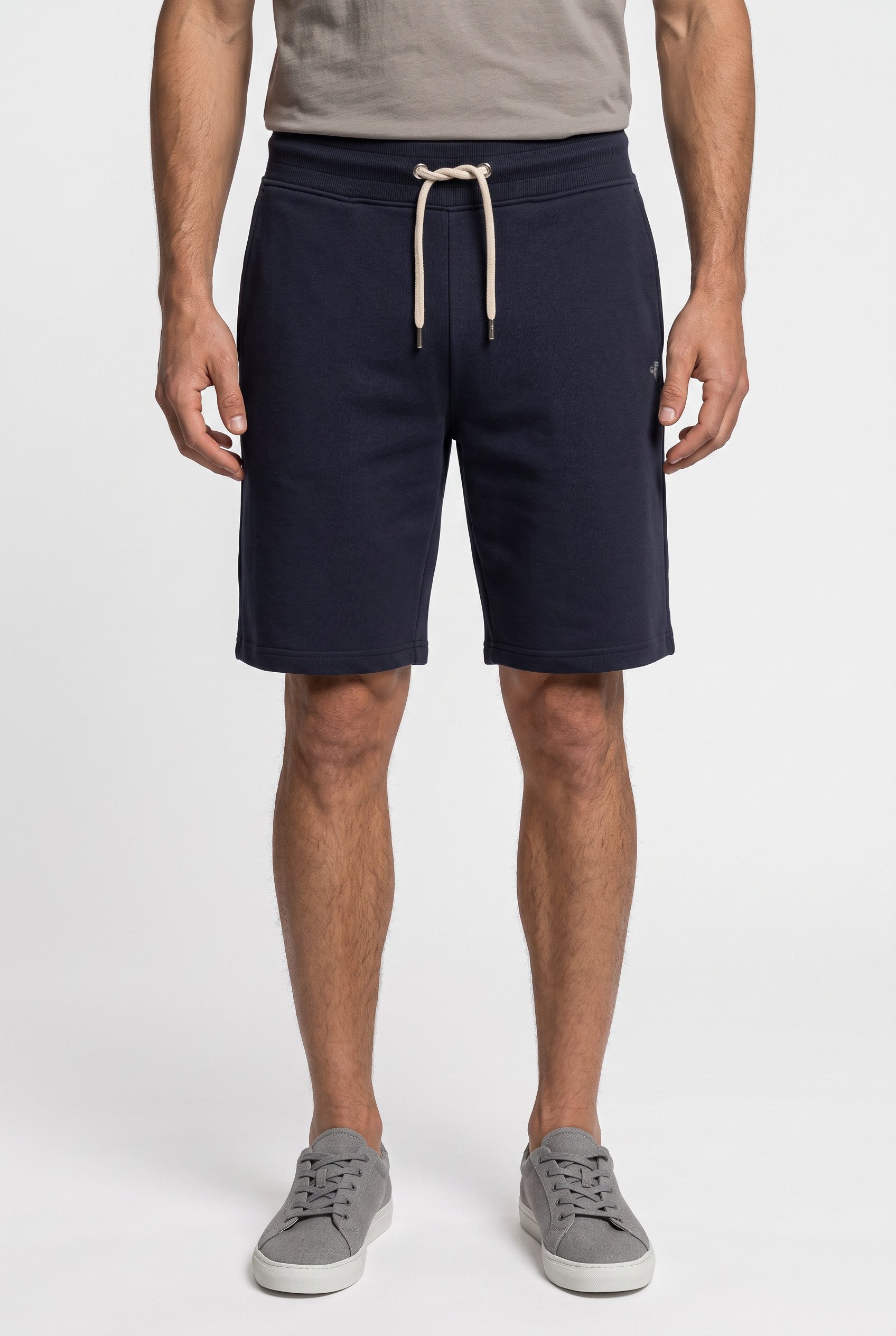 Gant Sweatshorts REG SHIELD SWEAT SHORTS mit einer kleinen Logostickerei unter der Eingriffstasche