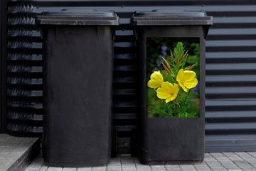 MuchoWow Wandsticker Drei gelbe Teuni-Blumen auf grünem Hintergrund (1 St), Mülleimer-aufkleber, Mülltonne, Sticker, Container, Abfalbehälter