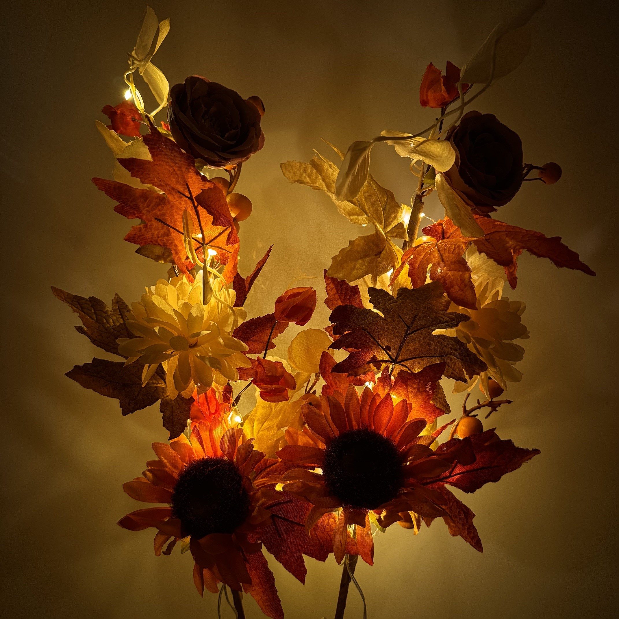 Kunstzweig 2 Deko Zweige mit LED-Lichterkette und Timer - Herbstdeko mit Sonnenblumen, Chrysanthemen & Herbstlaub, Online-Fuchs, Leuchtzweige inklusive 6-Stunden Timerfunktion