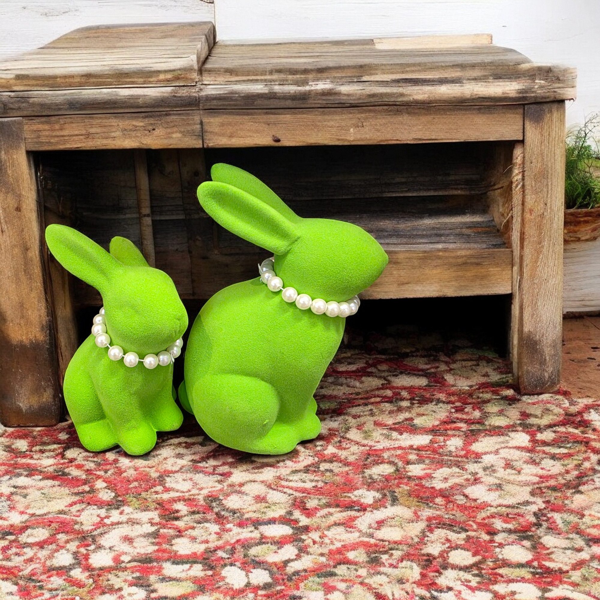 Macosa Home Osterhase mit Perlenkette 2er Set beflockt Lila, Pink oder Grün Steingut (Hasenfigur, Figur Dekohase Dekofigur Ostern Dekoration Tischdeko), Dekohase Hase Skulptur Oster-Deko Osterdekoration
