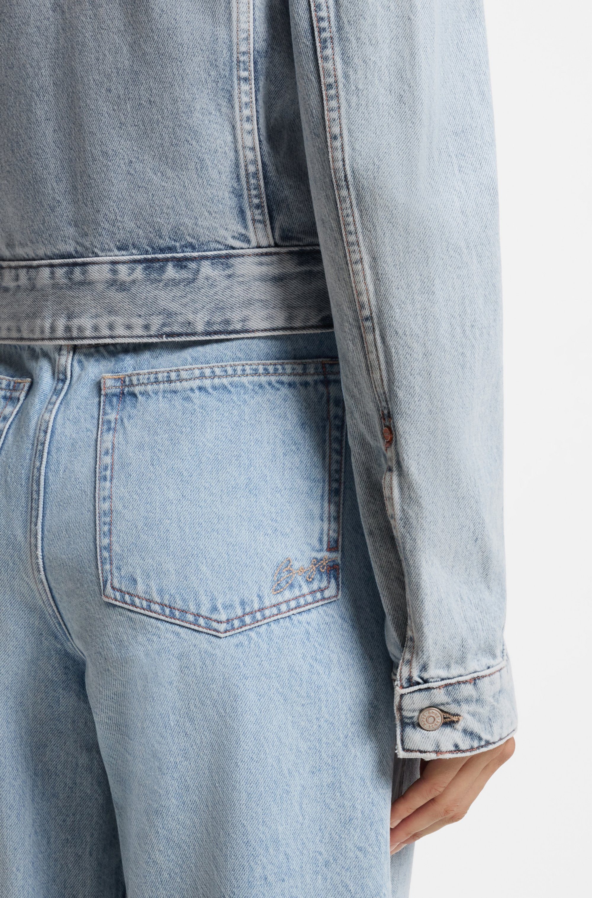 BOSS ORANGE Jeansjacke TRUCKER JKT Premium Damenmode aus Baumwoll-Denim, Slim Fit – Bild 4 von 5