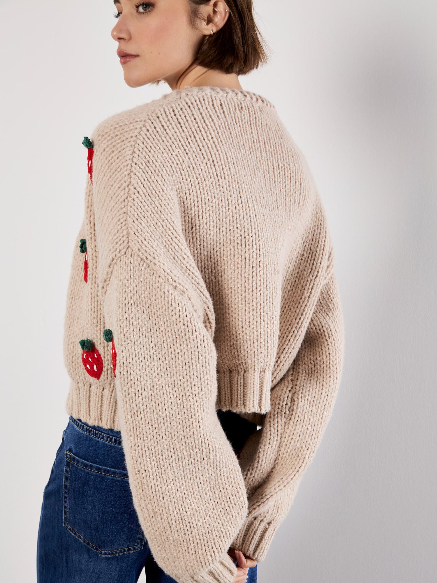 Apricot Cardigan Grobe Strickjacke mit Erdbeerstickerei – Bild 4 von 4