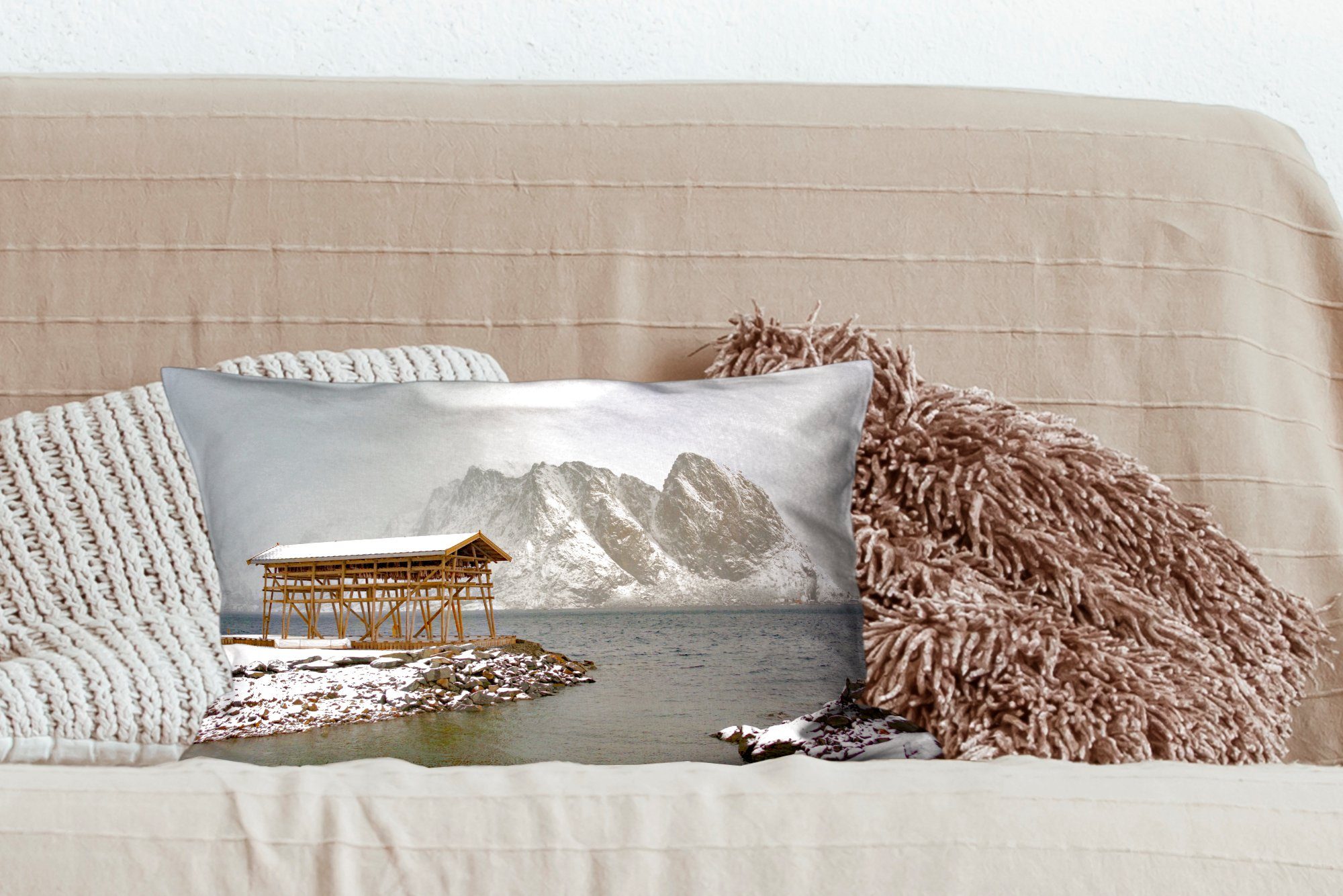 Schlafzimmer mit den Lofoten, Fischerhütte Wohzimmer MuchoWow Schneebedeckte auf Zierkissen, Dekokissen Dekoration, Dekokissen Füllung,