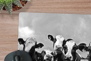 MuchoWow Gaming Mauspad Grauer Himmel über einer Herde von Friesenkühen - schwarz und weiß (1-St), Mousepad mit Rutschfester Unterseite, Gaming, 40x40 cm, XXL, Großes