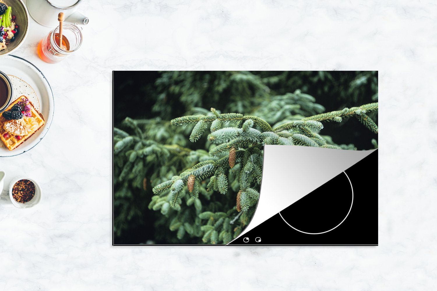 Weihnachtsbaums küche, für MuchoWow den, eines in Wald in die Eine Induktionskochfeld 81x52 Vinyl, (1 Ceranfeldabdeckung Herdblende-/Abdeckplatte Schutz cm, tlg), einem Nahaufnahme