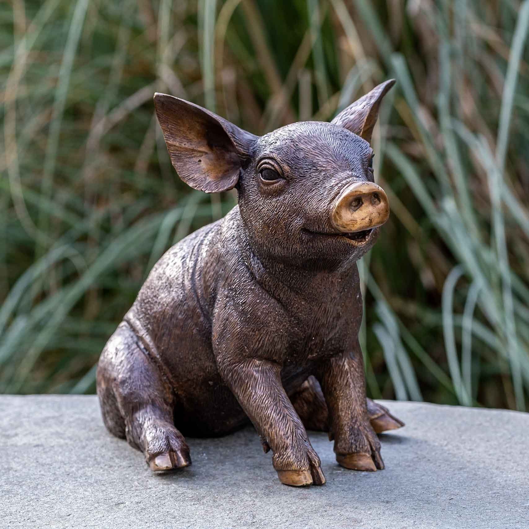 IDYL Gartenfigur IDYL Bronzeskulptur Sitzendes Schweinchen, Bronze – sehr robust – Langlebig – witterungsbeständig gegen Frost, Regen und UV-Strahlung. Die Modelle werden in Wachsausschmelzverfahren in Bronze gegossen und von Hand patiniert.