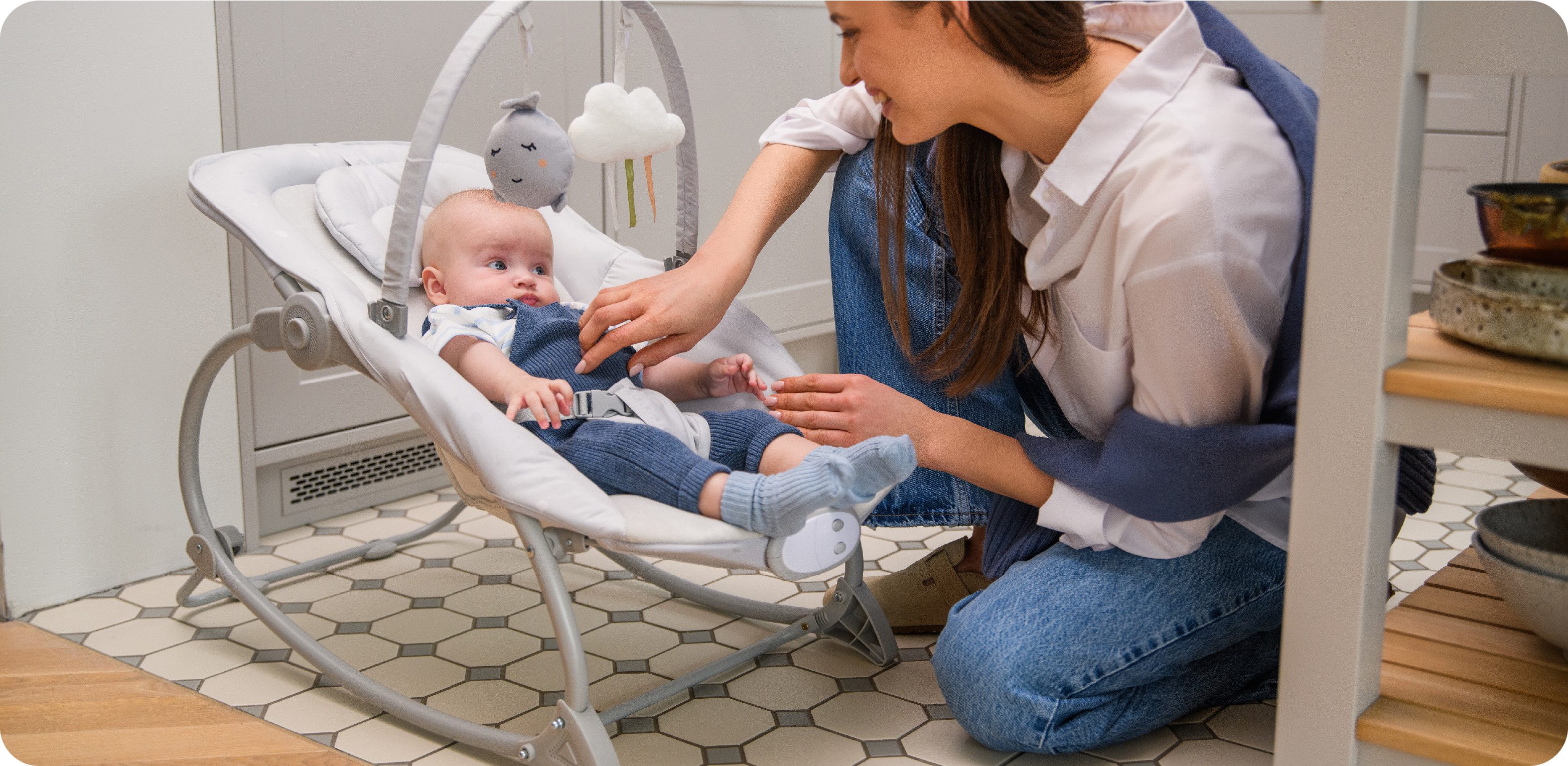 MoMi Babywippe Lapis, mit Vibration, 8 Melodien und verstellbarer Rückenlehne