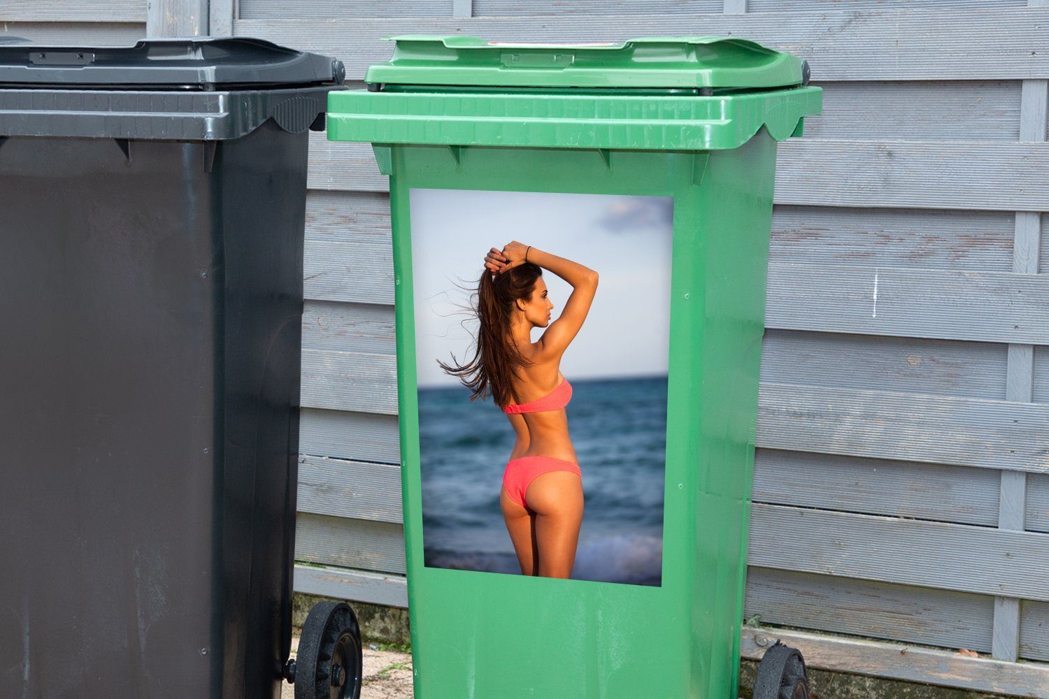 MuchoWow Wandsticker (1 Strand St), Abfalbehälter im Mülleimer-aufkleber, Bikini Sticker, Container, am Junge Frau Mülltonne