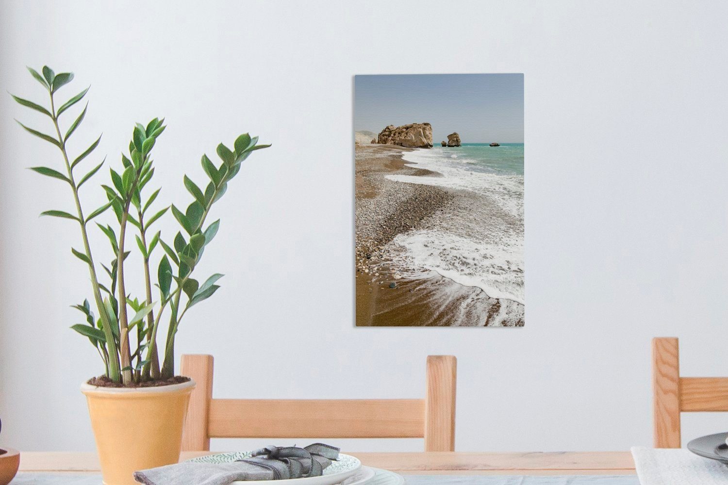 OneMillionCanvasses® inkl. Wellen St), Gemälde, 20x30 (1 Leinwandbild an Strand Leinwandbild cm spülen Zypern, Zackenaufhänger, bespannt von fertig den