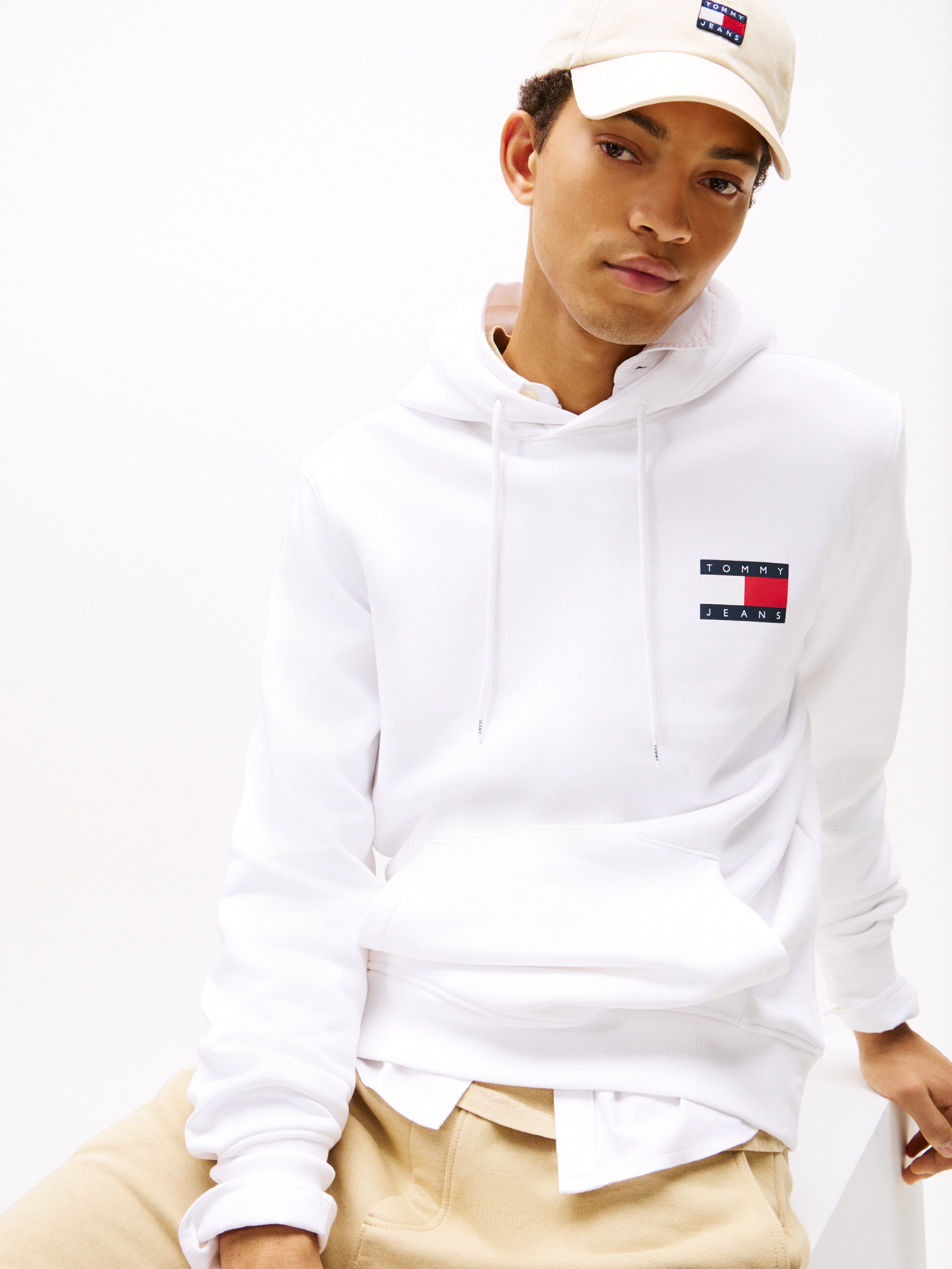 Tommy Jeans Sweatshirt TJM REG ESSENTIAL FLAG HOOD EXT mit bedruckten Markenlogo auf Brusthöhe