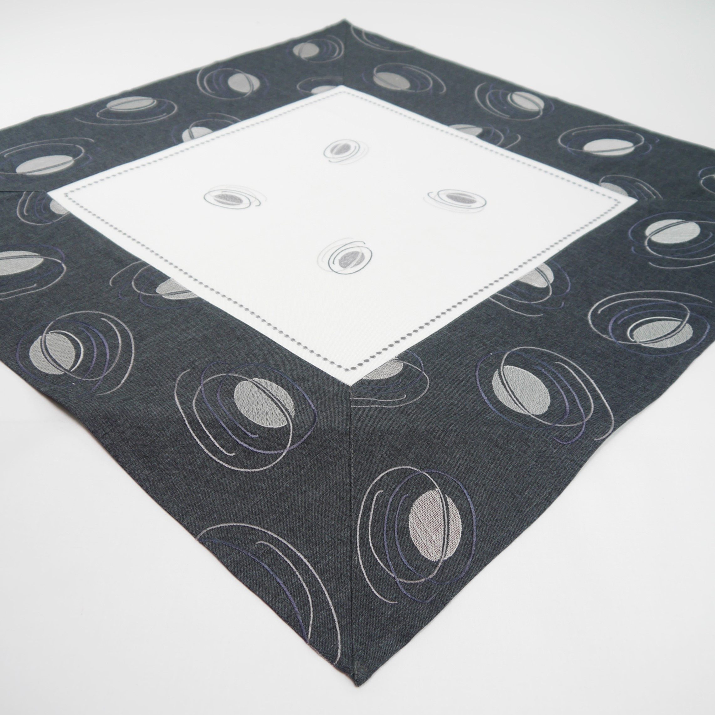 Tischdecke Bestickt / Mitteldecke / 85x85cm / TW-715K62-1