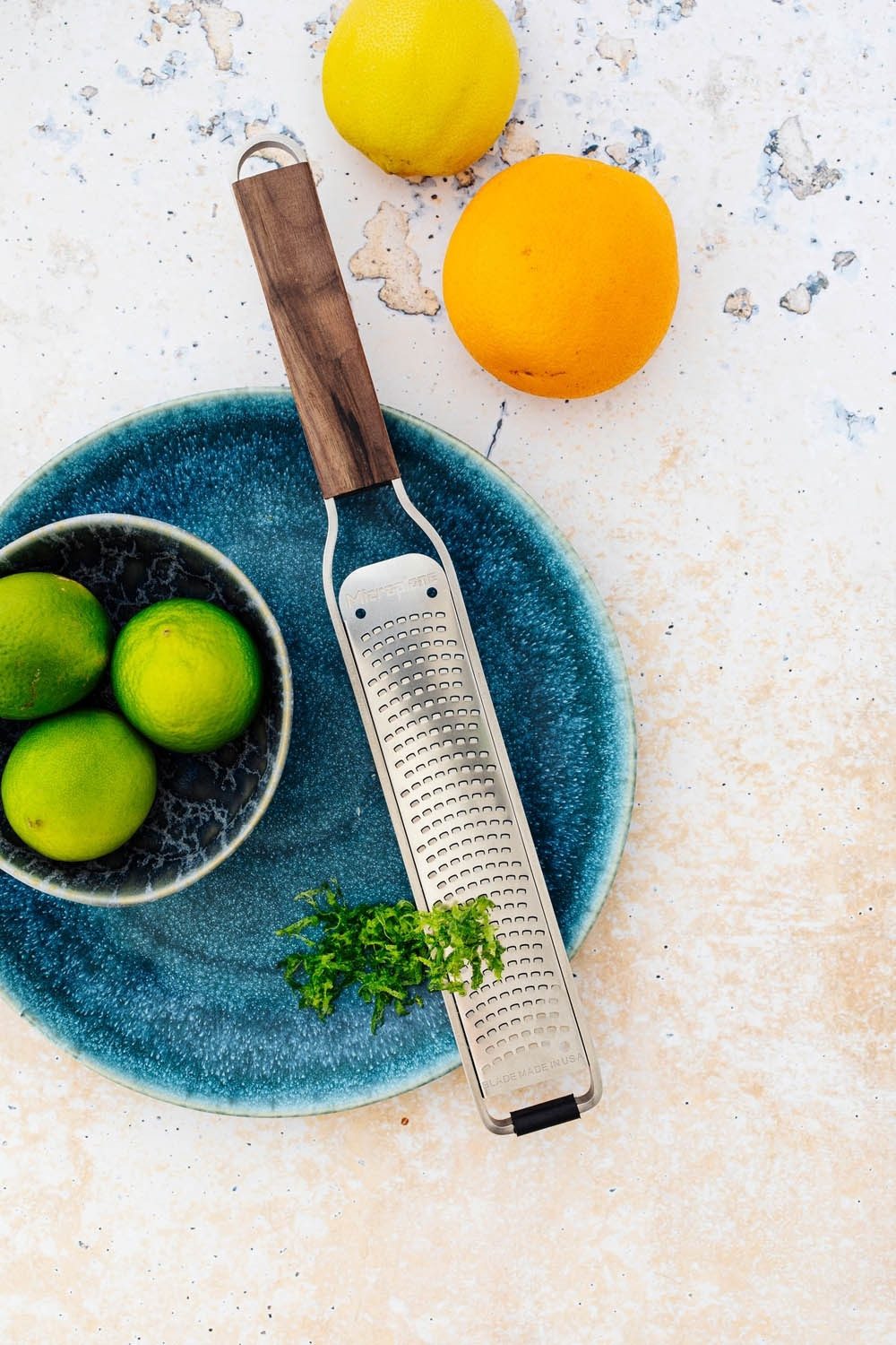 Microplane Küchenreibe Zesterreibe MASTER, L 31 cm, Braun, Walnussholz, Edelstahl, Gummi, Walnussholz, mit feiner Reibe und Gummifuß