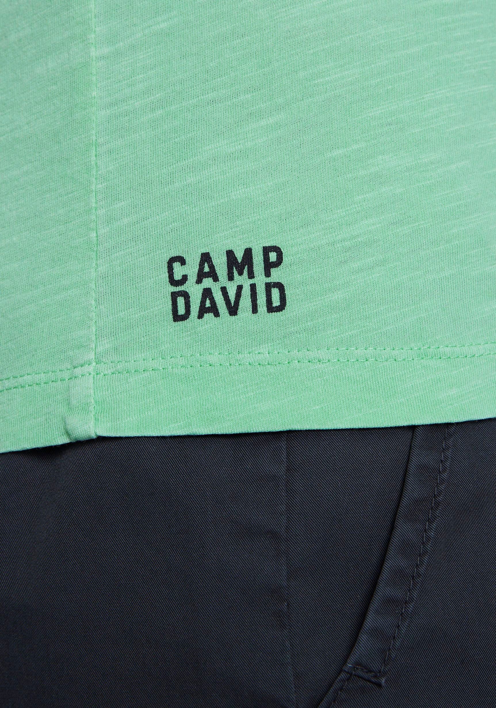 CAMP DAVID T-Shirt mit green nordic Logoprägung