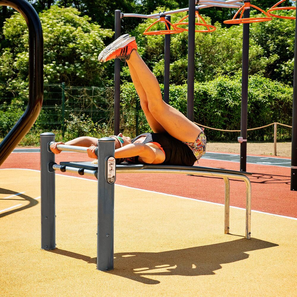 Kompan Kraftstation Outdoor-Fitnessgerät Sit-Up Bank, Geschützt vor jedem Wetter