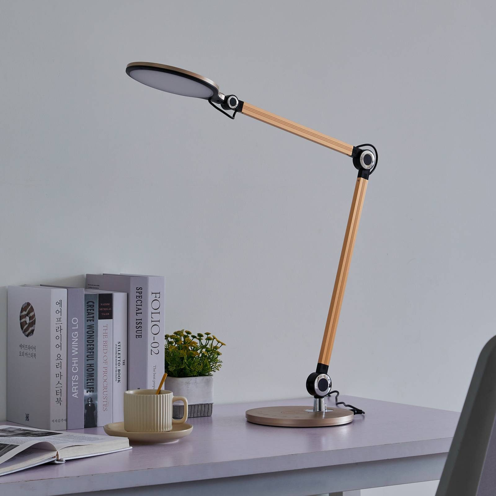 Lindby Schreibtischlampe Nyxaris, LED, Kunststoff Gold / Messing Farbwechsel warmweiß / tageslicht IP20, 1 x 6,6, W LED, Farbwechsel warmweiß / tageslicht
