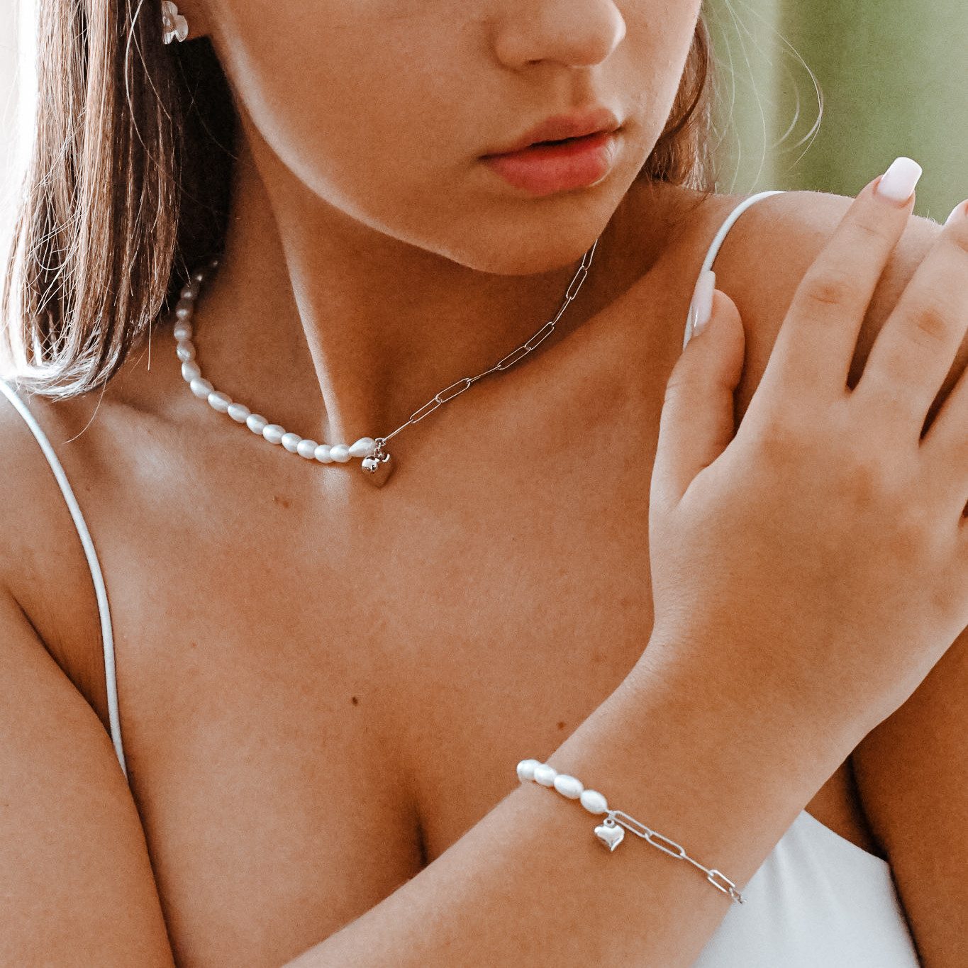 Runde Perlé Perlenkette Stella, elegante Halskette mit Herzanhänger, handge günstig online kaufen