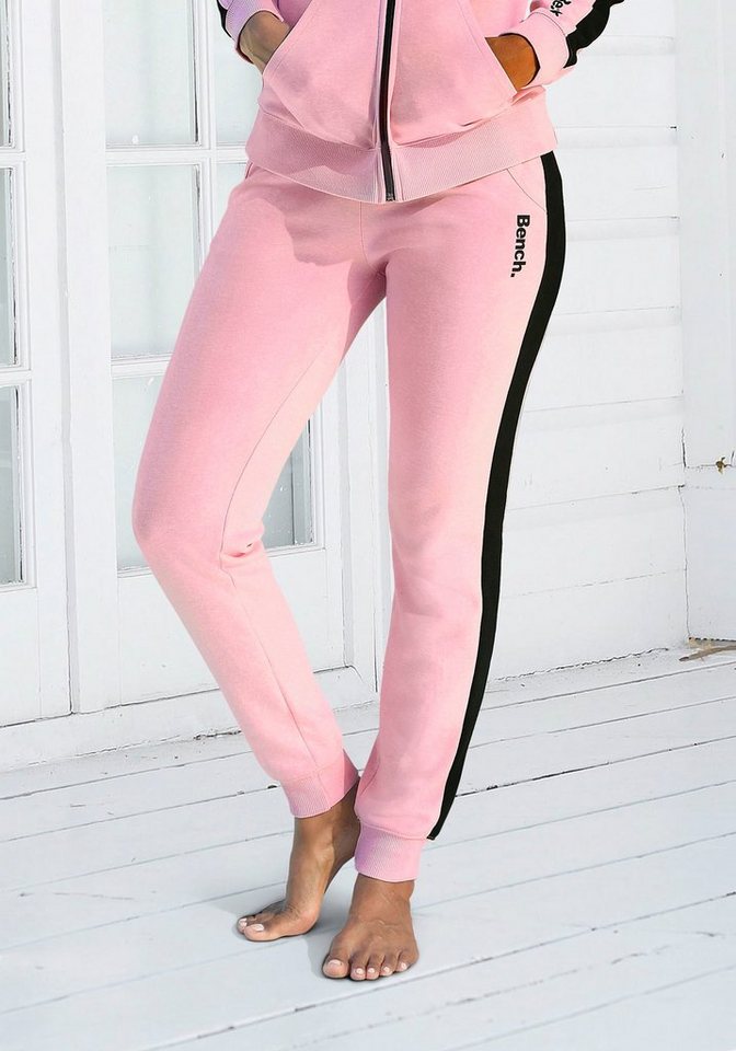 Bench. Loungewear Sweathose mit Seitenstreifen und schmalem Bein,  Loungeanzug, Sportliche Loungehose mit Logodruck