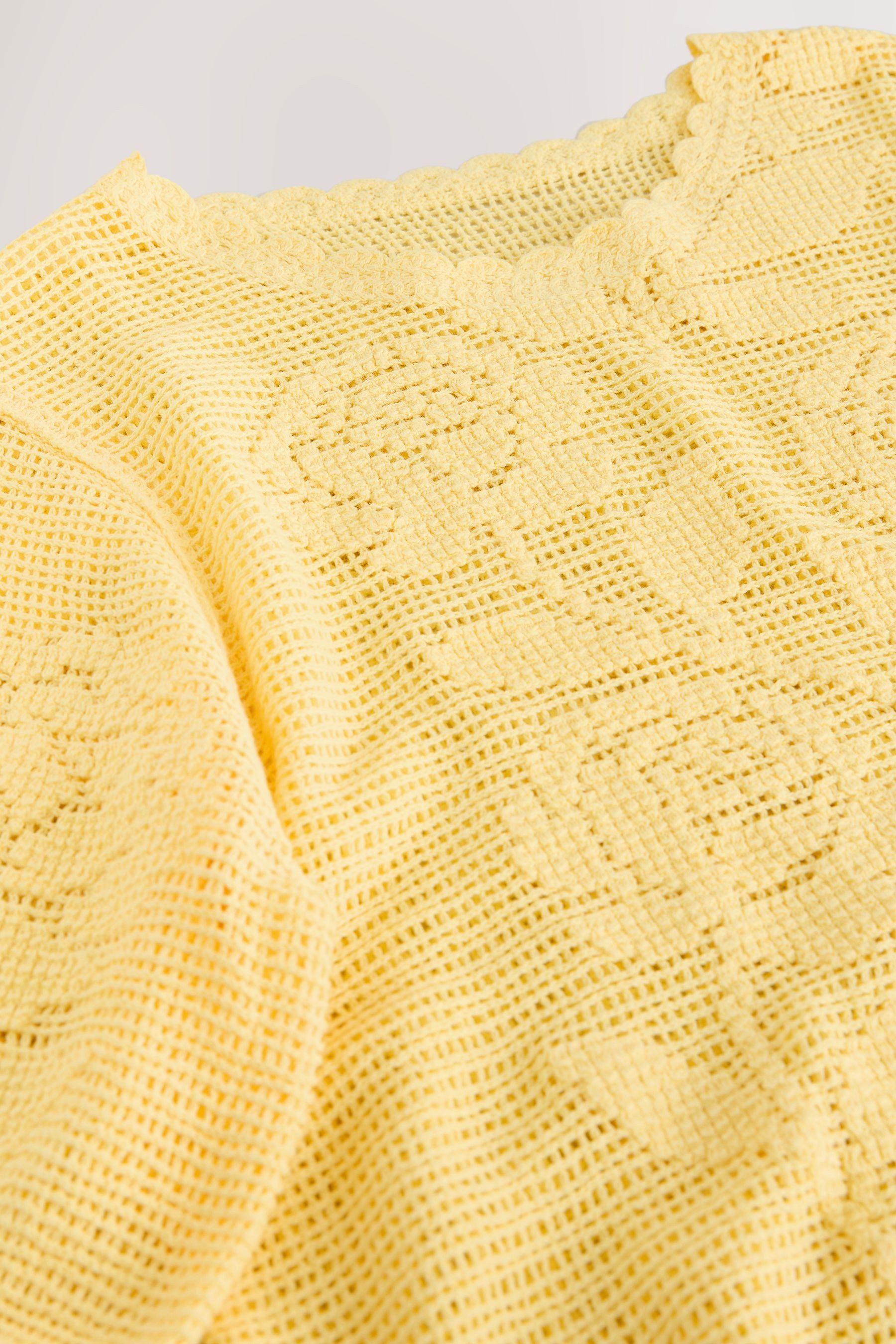 Next Kurzarmpullover Kurzärmeliges T-Shirt mit Häkelblumen (1-tlg)