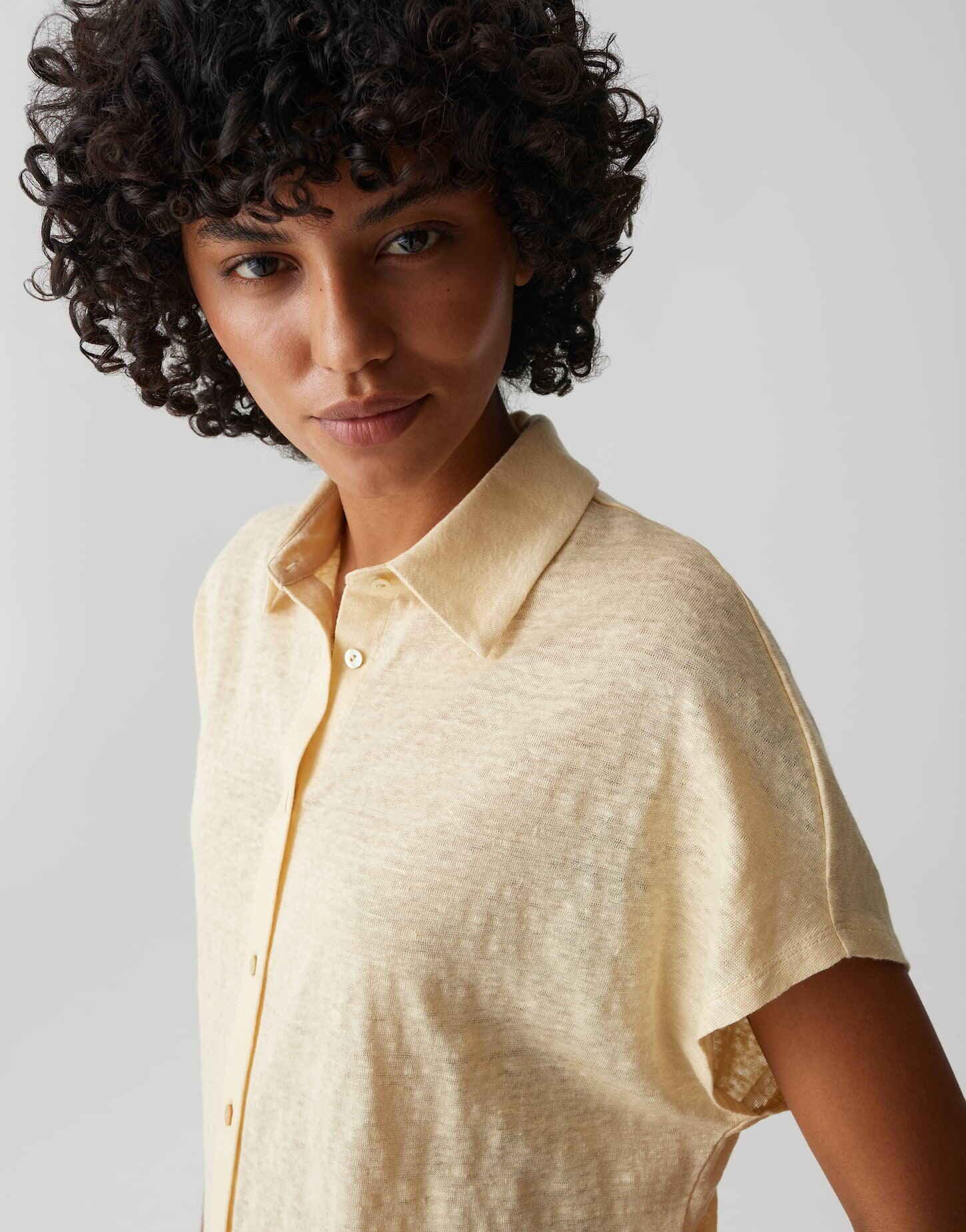 OPUS Kurzarmshirt Samoha aus Jersey mit Leinenstruktur Der überschnittene Arm sorgt für eine relaxte Silhouette – Bild 4 von 5