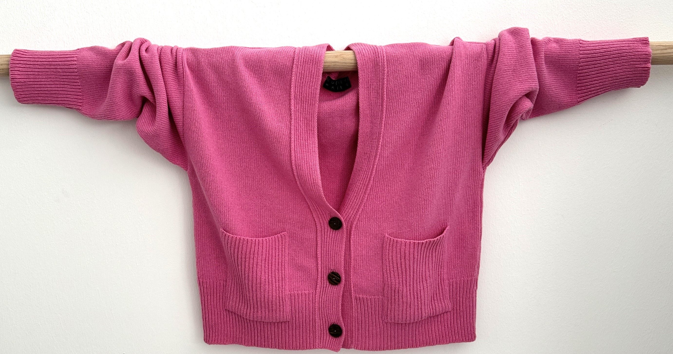 Zuckerwatte Strickjacke mit V-Ausschnitt aus weichem günstig online kaufen