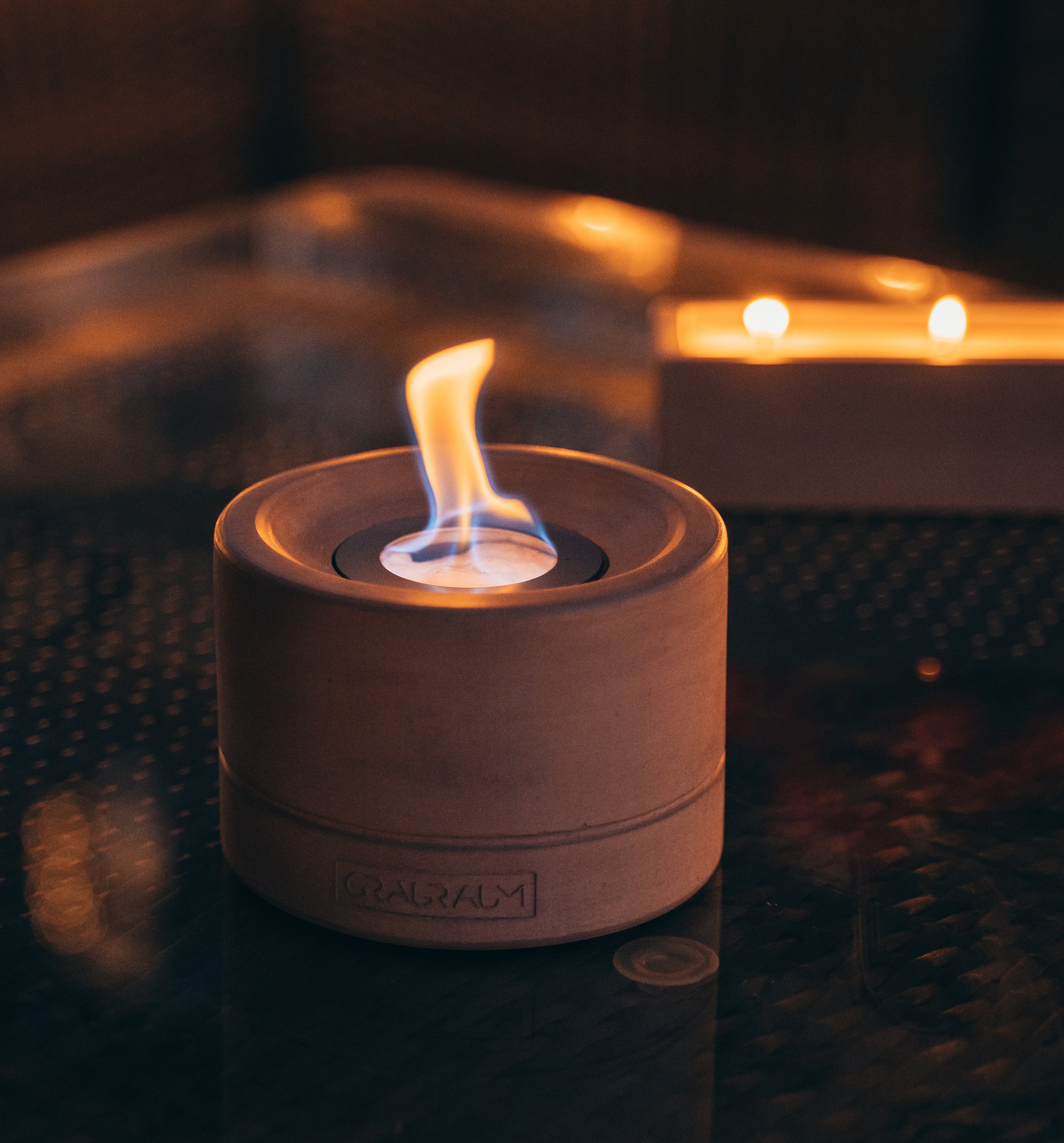 GRAURAUM Tischfeuer 'Tilda' Ethanol Tischkamin (14,5cm), Tischfeuerstelle, Dekokamin, Betonsockel, Rund