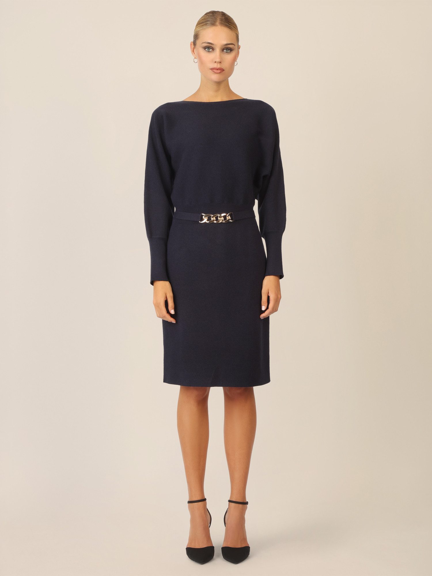 Apart Strickkleid mit Gliederkette Detail Gürtel