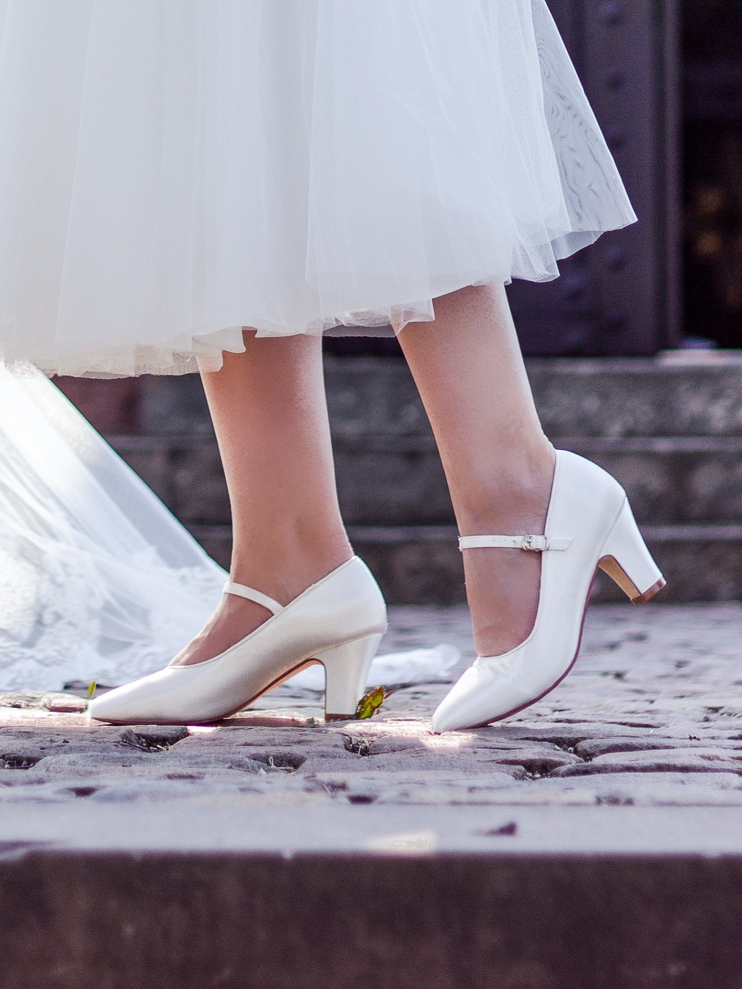 White Lady 929 ivory Satin - bequeme Brautschuhe mit breitem Absatz Spangenpumps