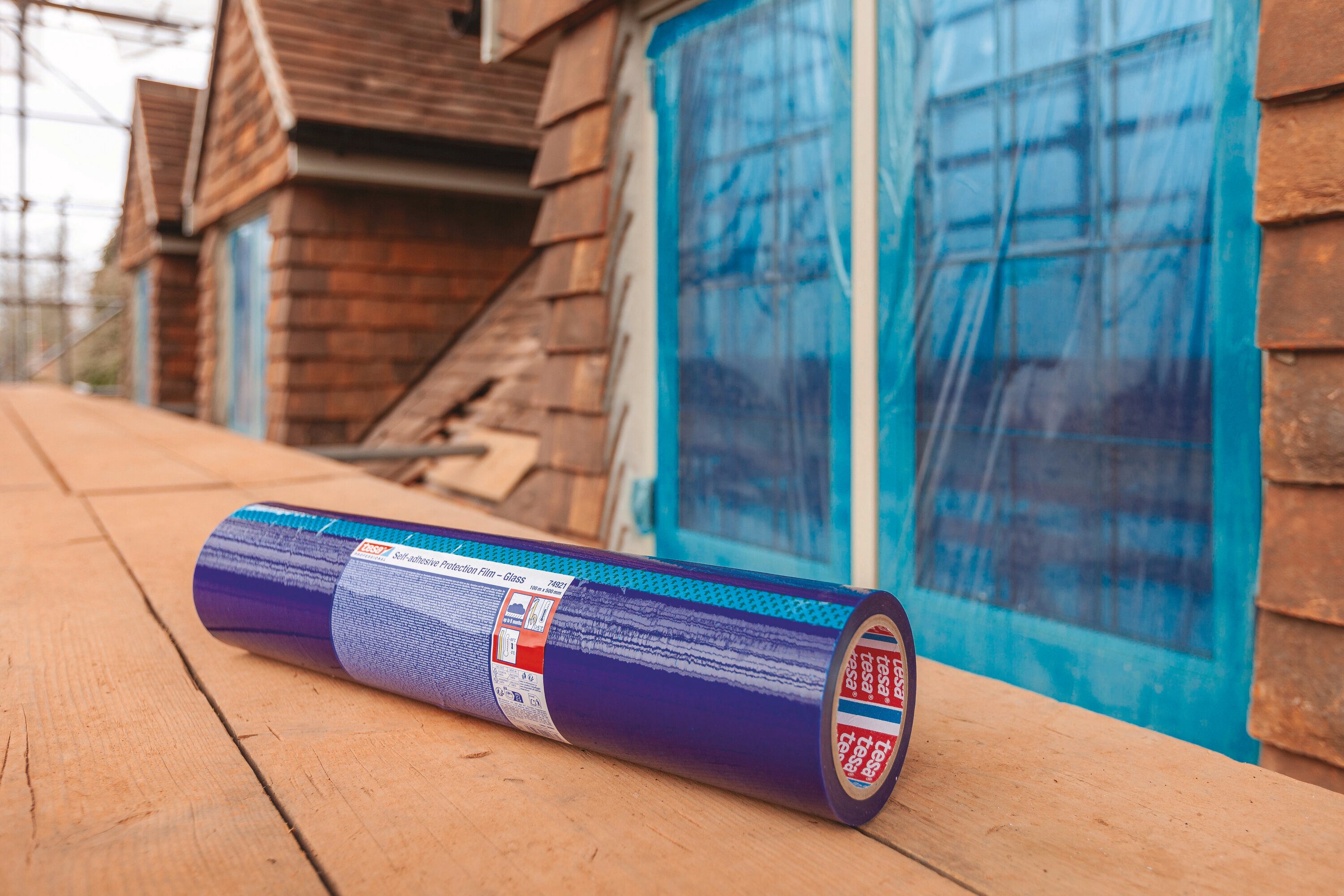 tesa Abdeckfolie, (1-St., Wiederverwendbare Schutzfolie für Innen- & Außenbereich), Schütze glatte Oberflächen vor Staub, Kratzern und Flecken