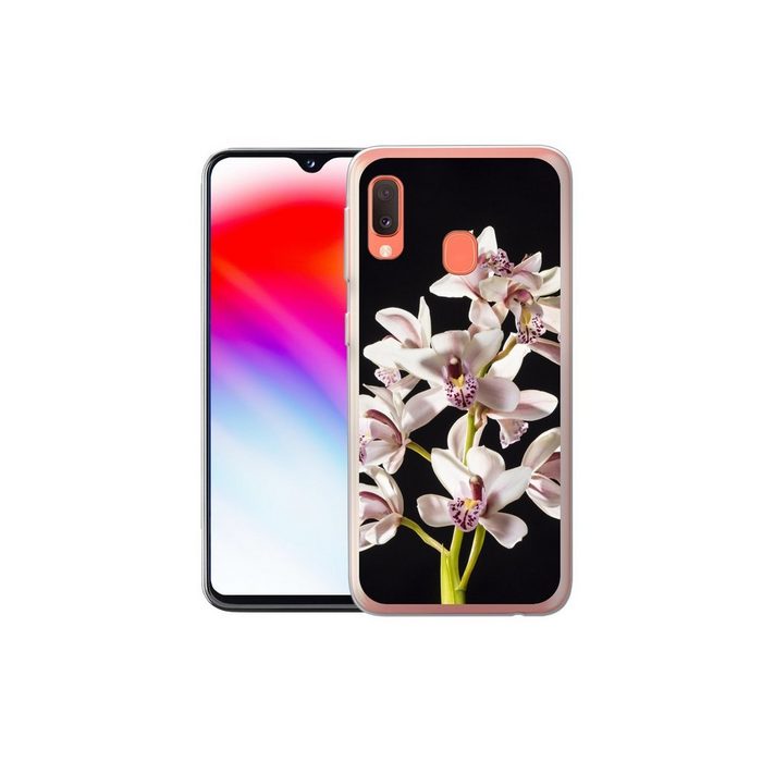 MuchoWow Handyhülle Eine weiße Orchidee vor schwarzem Hintergrund Handyhülle Samsung Galaxy A20e Smartphone-Bumper Print Handy QR11135