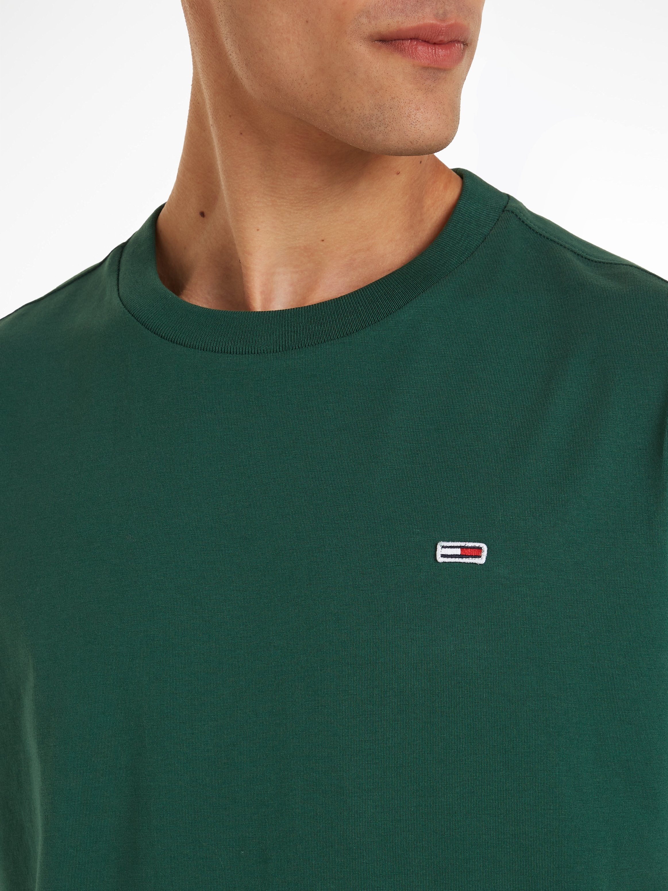 Jeans JERSEY TJM court mit T-Shirt green C CLASSIC NECK Logostickerei Tommy