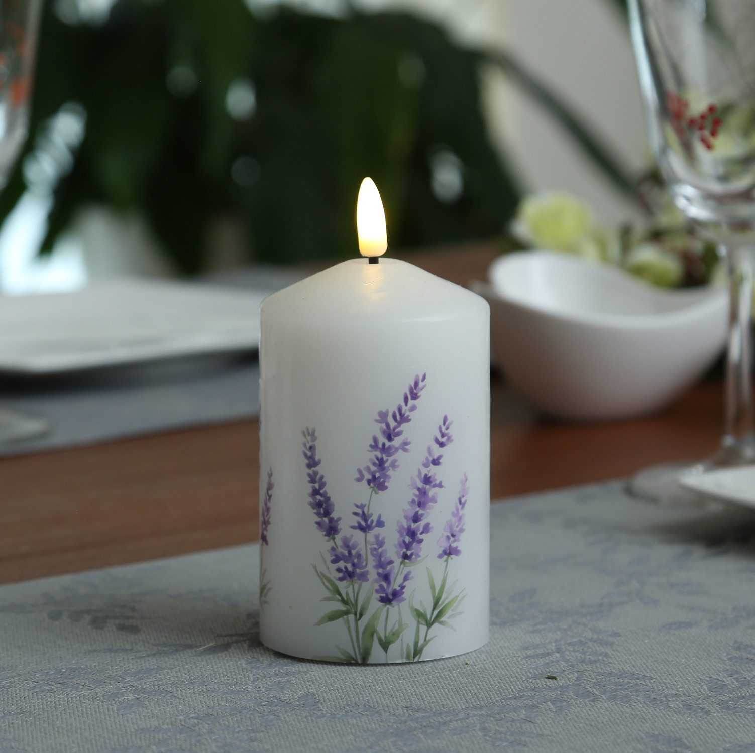 MARELIDA LED-Kerze LED Kerze mit Lavendel Motiv Echtwachskerze 7x14,5cm Batterie Timer, LED Classic, warmweiß (2100K bis 3000K) – Bild 3 von 5