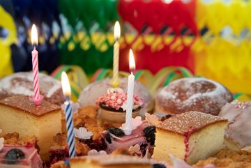 Idena Geburtstagskerze Idena 408210 - Geburtstagskerzen Set mit Haltern, 24 Kerzen und 12