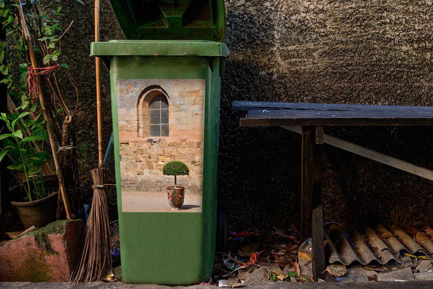 MuchoWow Wandsticker Mittelalterlicher Platz mit (1 Abfalbehälter Sticker, Mülleimer-aufkleber, Buchsbaumpflanze St), Container, Mülltonne