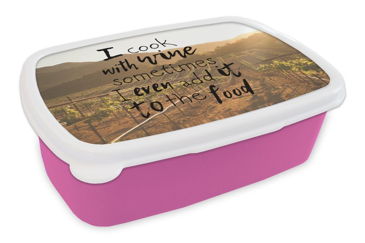 MuchoWow Lunchbox Zitat Wein 'Ich koche mit Wein. Manchmal füge ich ihn sogar zum Essen, Kunststoff, (2-tlg), Brotbox für Erwachsene, Brotdose Kinder, Snackbox, Mädchen, Kunststoff rosa