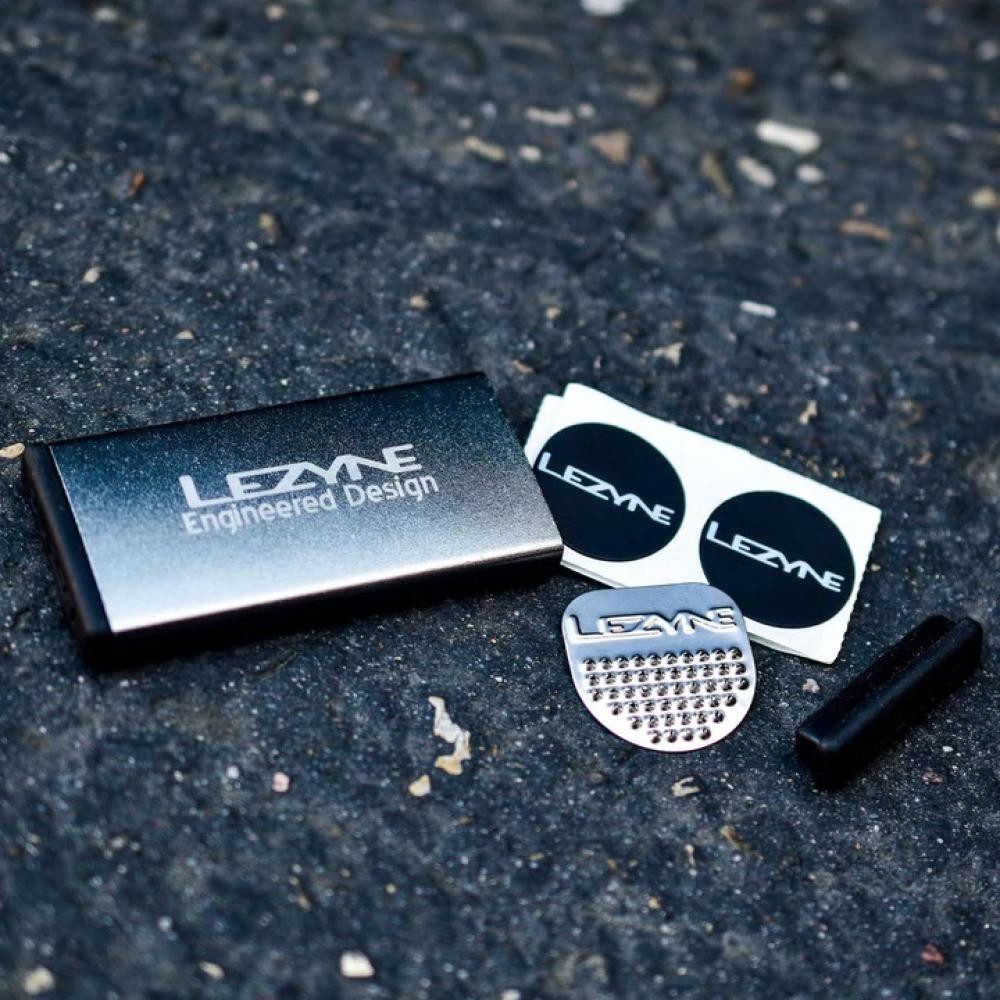 Lezyne Fahrradschlauch Lezyne Reparaturset METAL Kit Alu 6 Schlauchflicken 1 Anrauher seitlic
